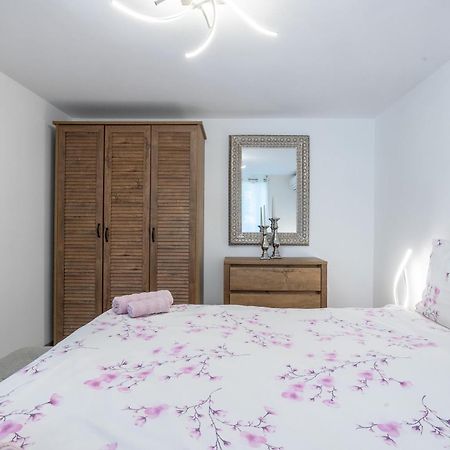 Apartments And Rooms Lea Бол Екстер'єр фото