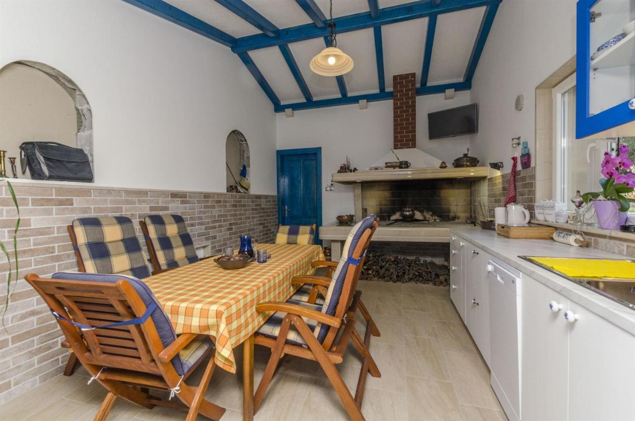 Apartments And Rooms Lea Бол Екстер'єр фото