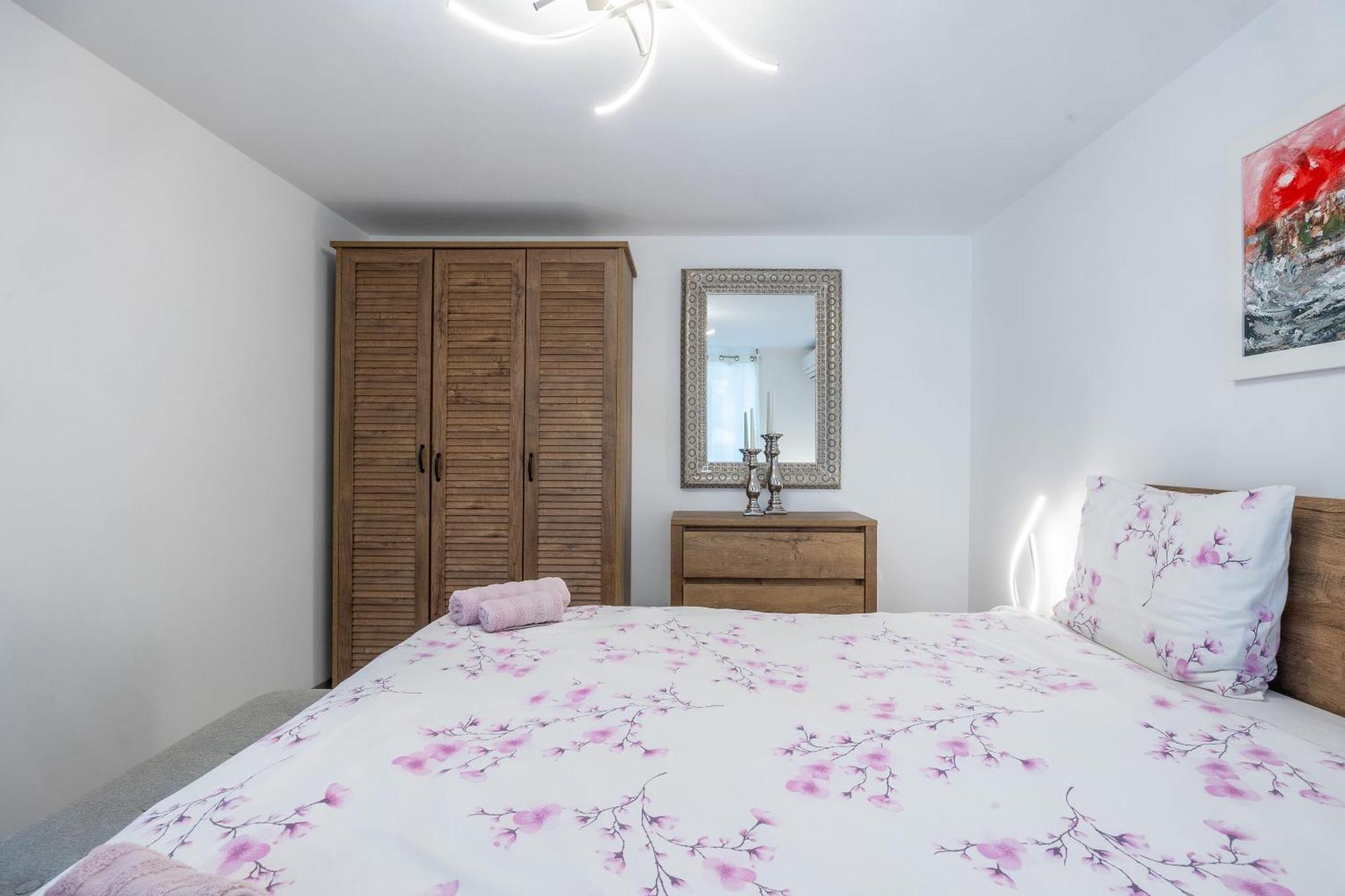 Apartments And Rooms Lea Бол Екстер'єр фото