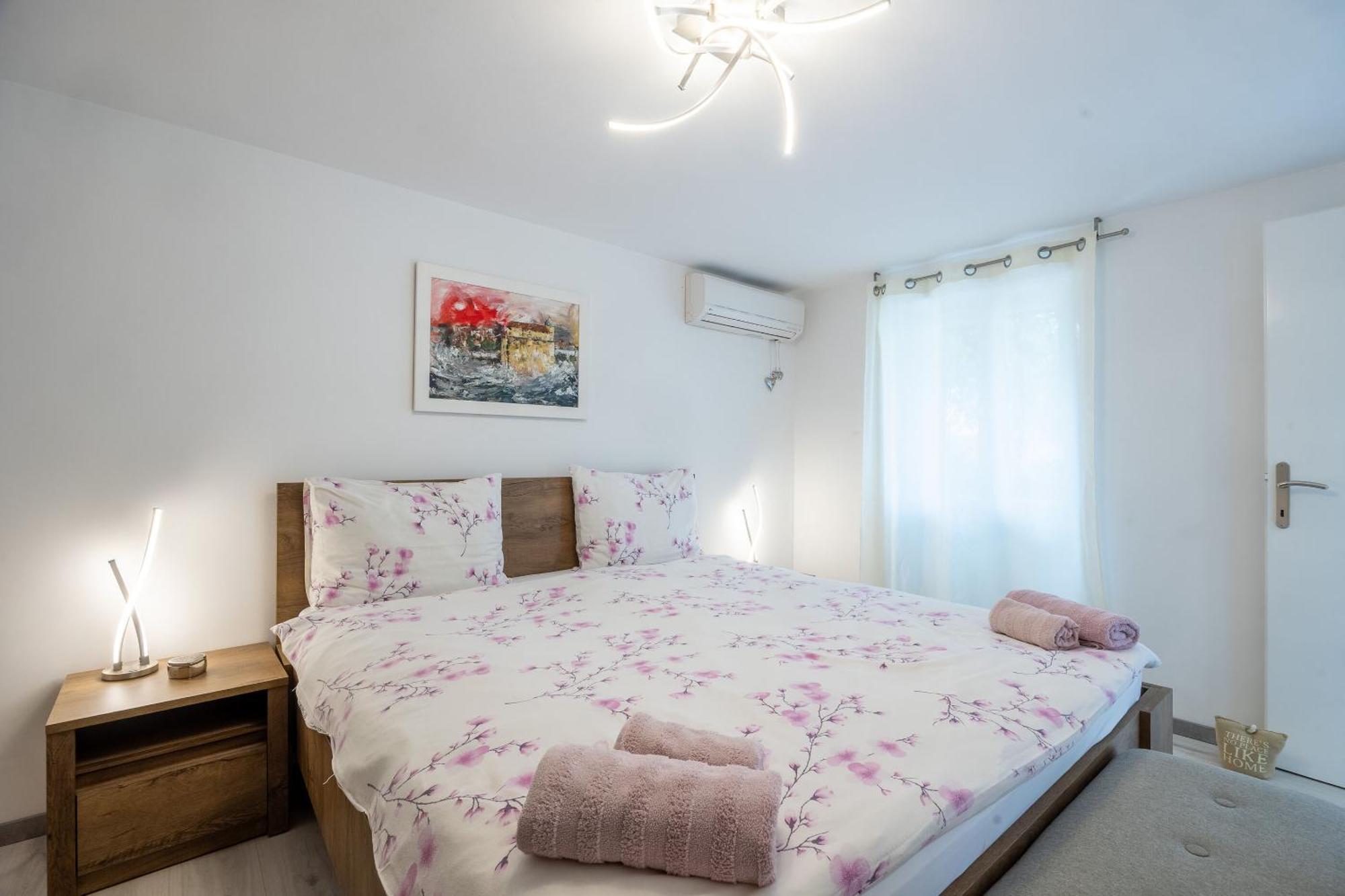 Apartments And Rooms Lea Бол Екстер'єр фото