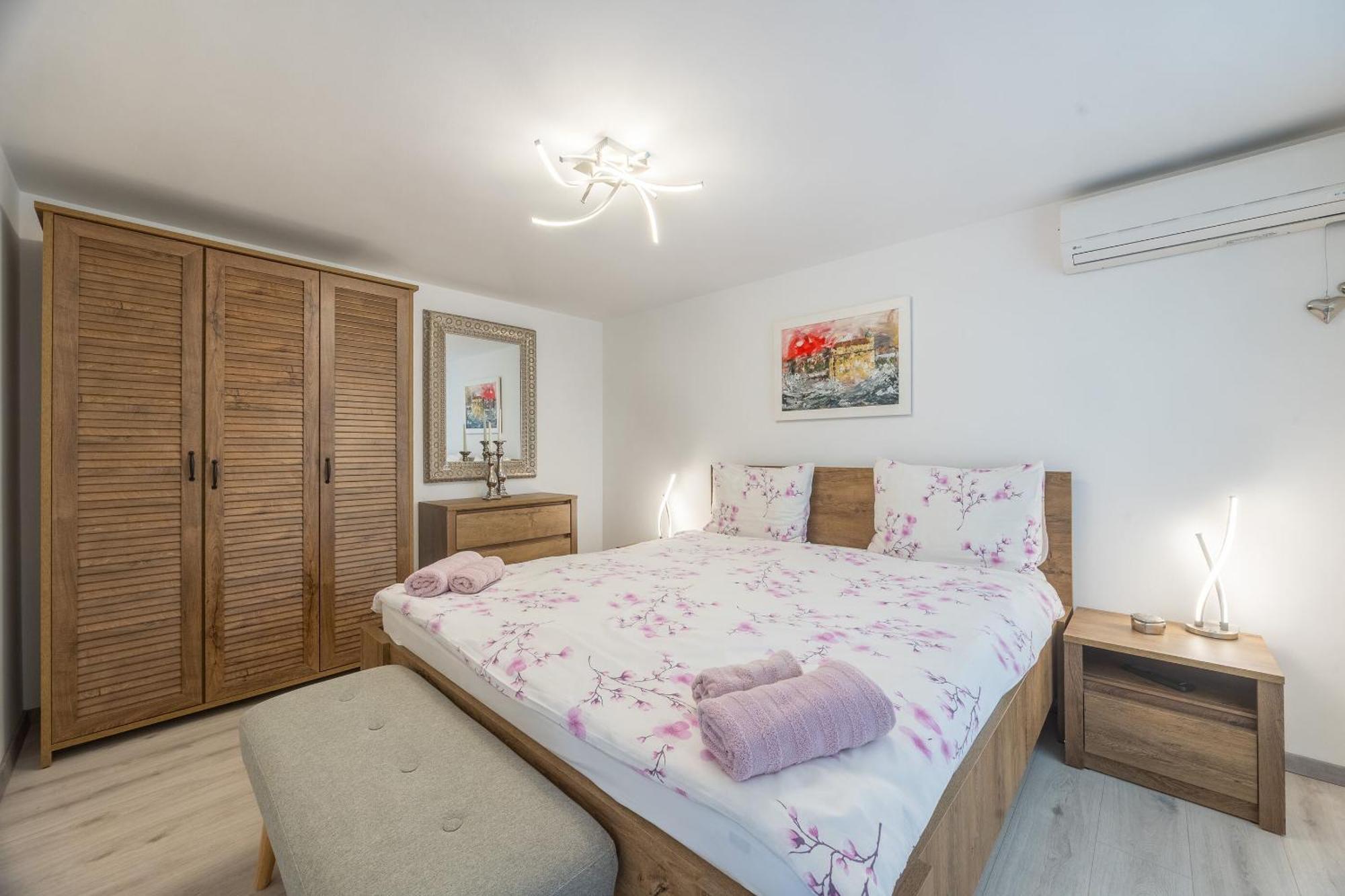 Apartments And Rooms Lea Бол Екстер'єр фото