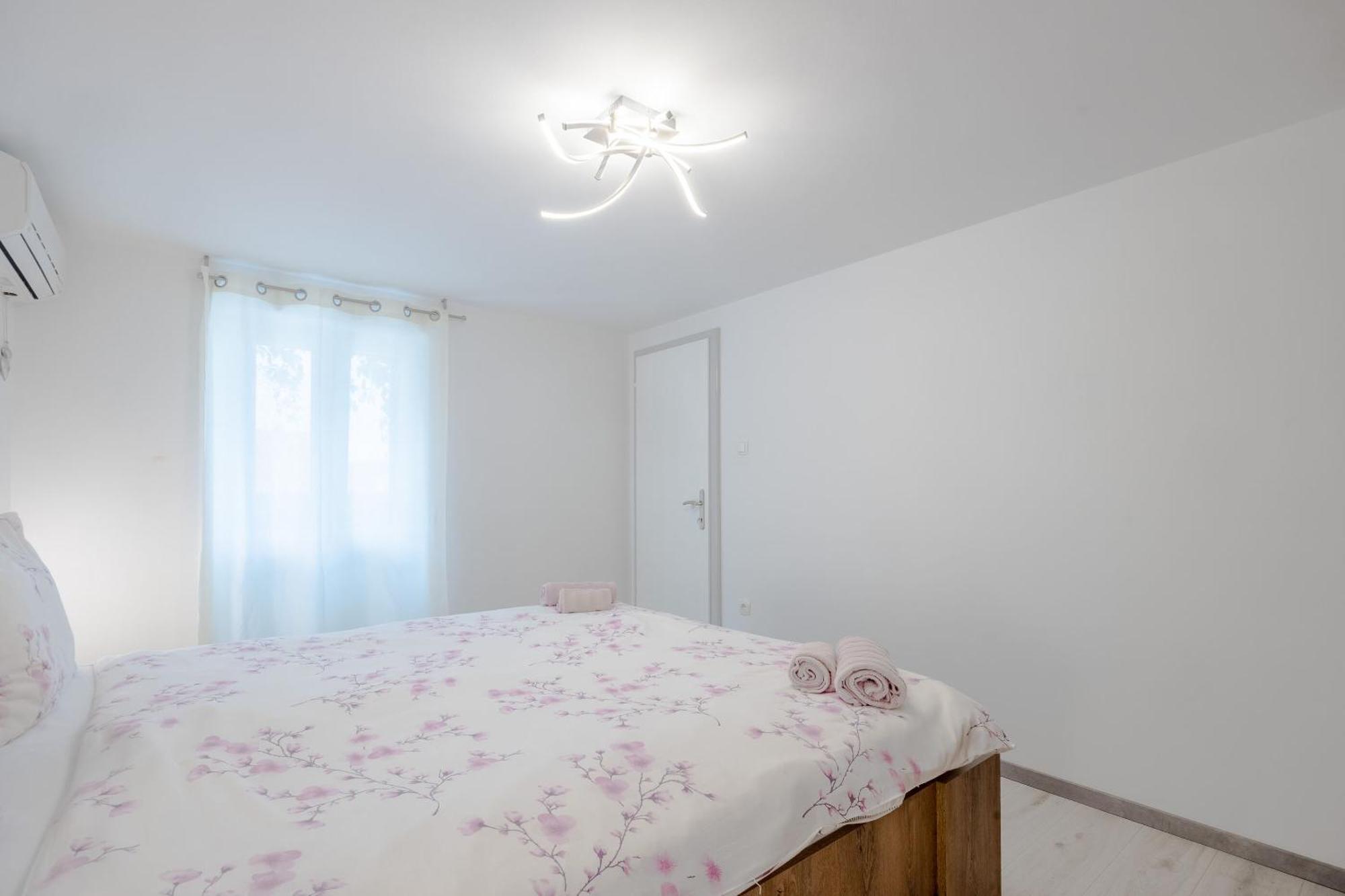 Apartments And Rooms Lea Бол Екстер'єр фото
