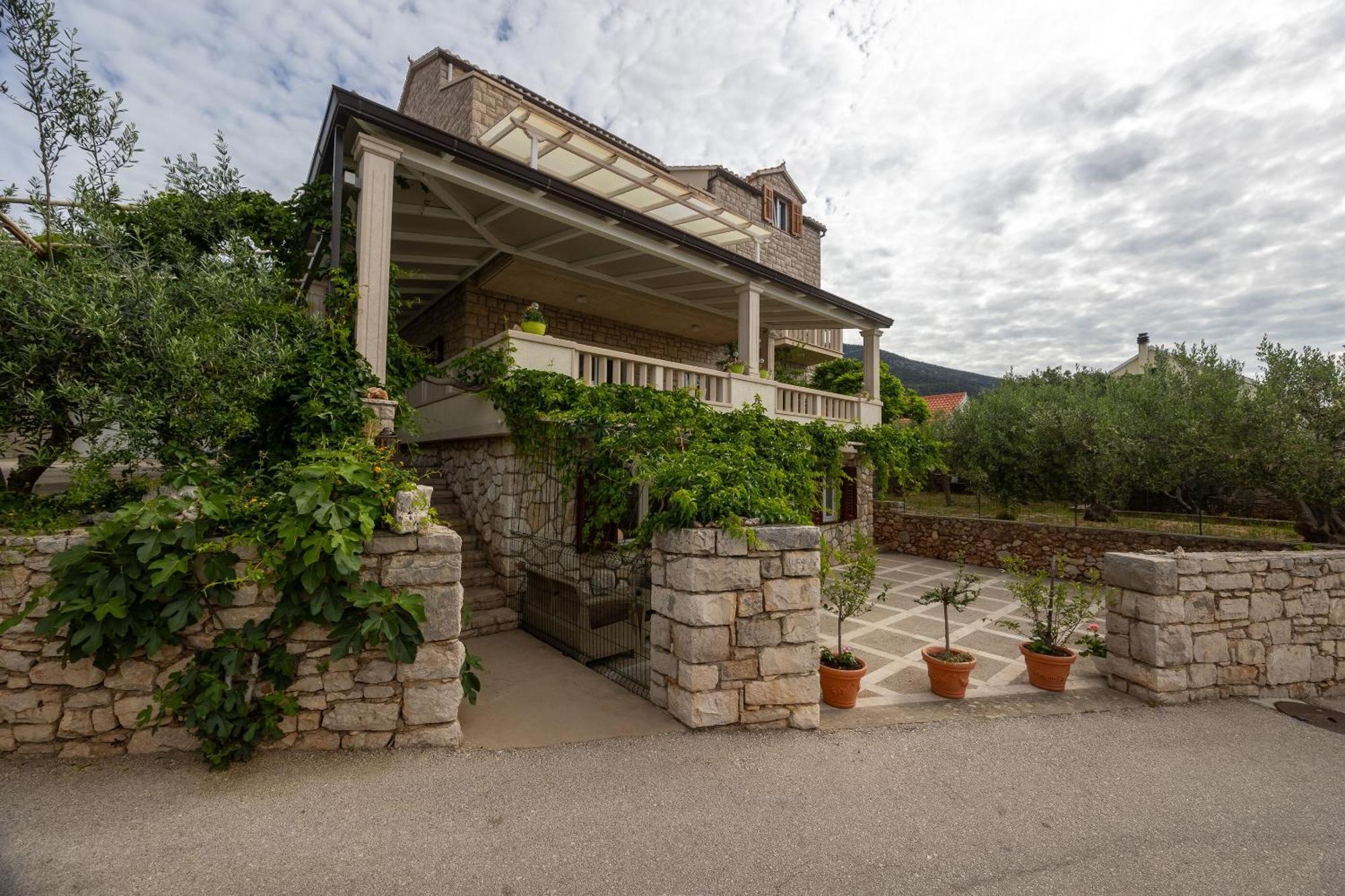 Apartments And Rooms Lea Бол Екстер'єр фото