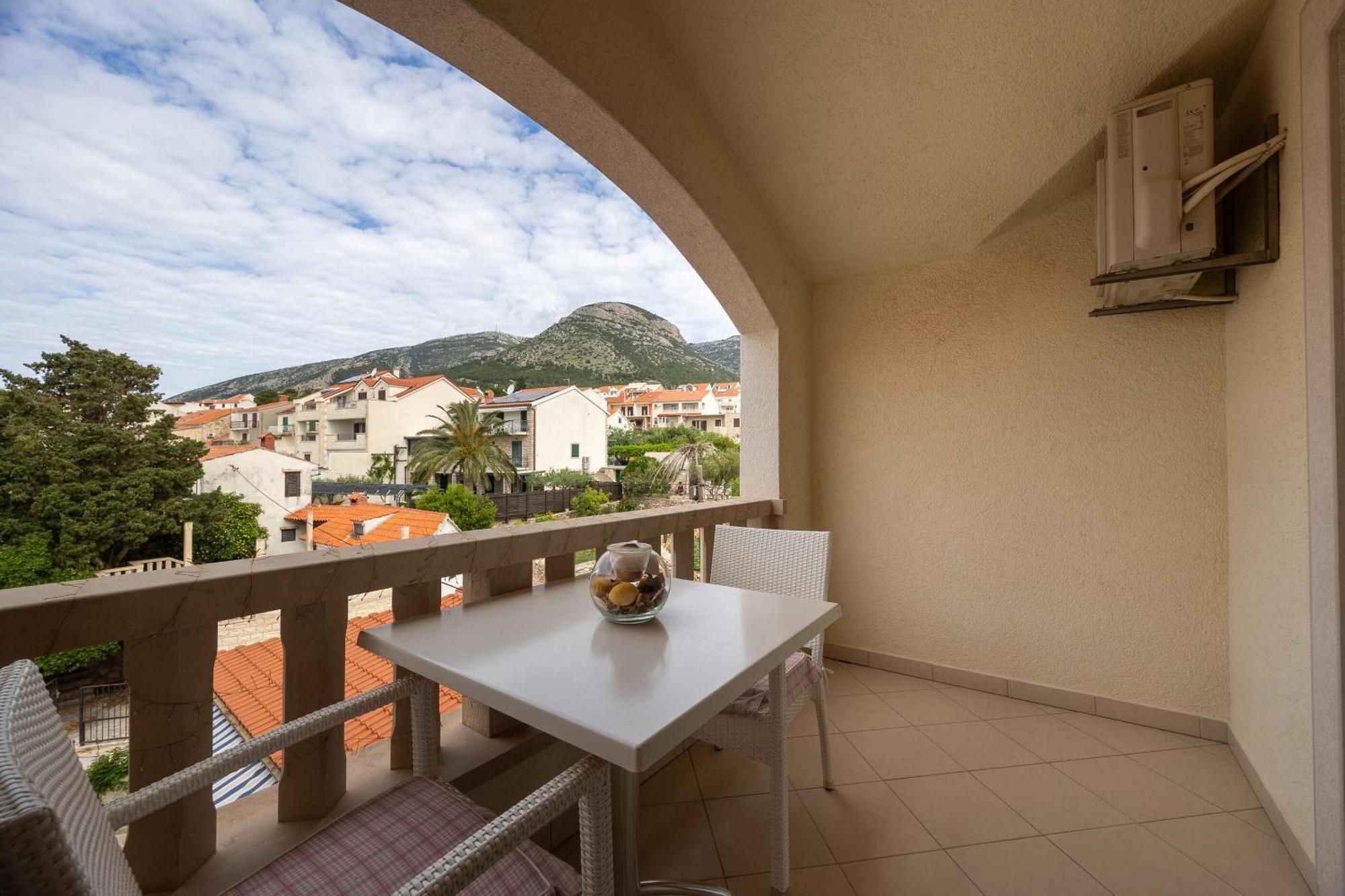 Apartments And Rooms Lea Бол Екстер'єр фото
