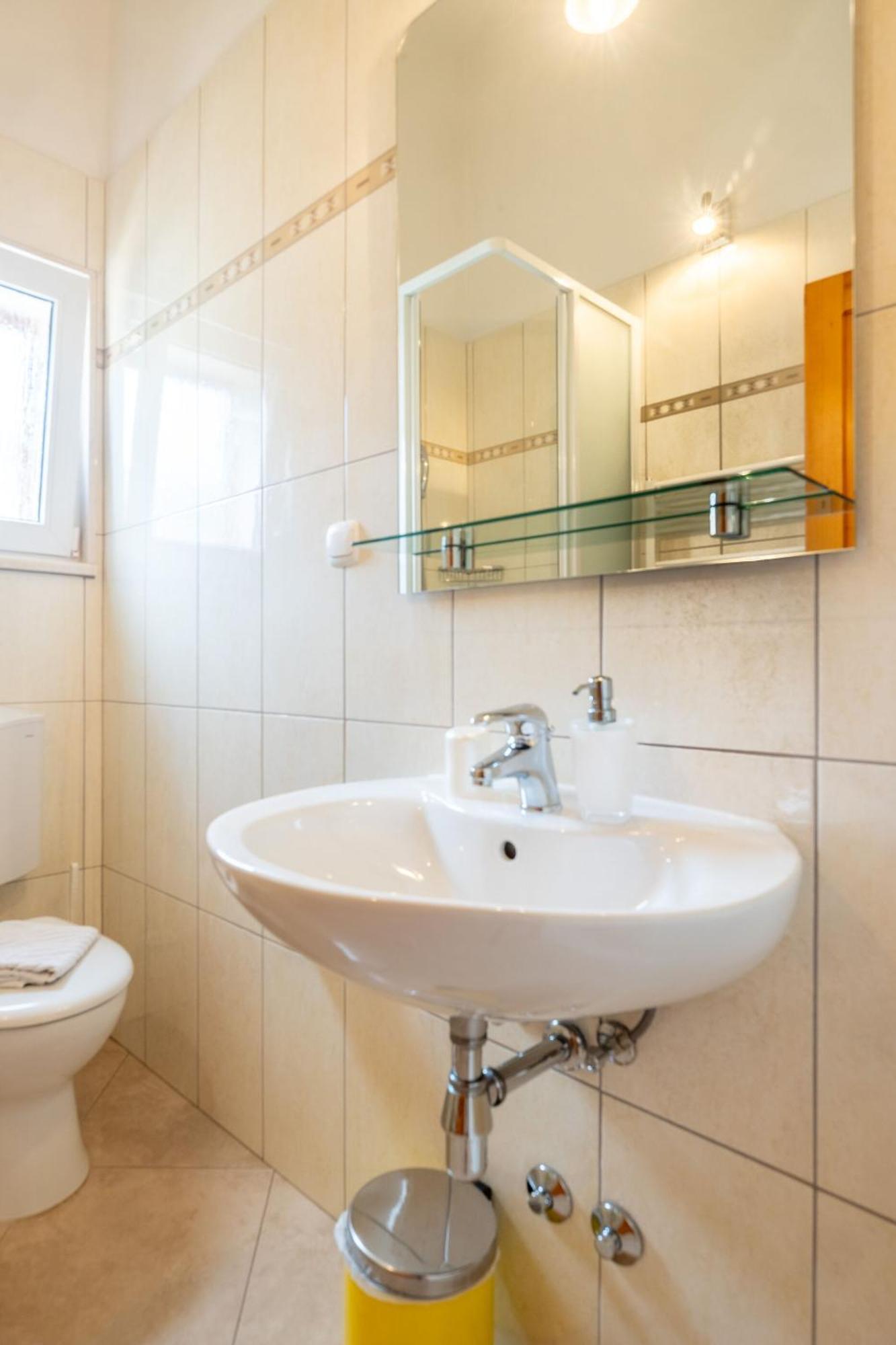 Apartments And Rooms Lea Бол Екстер'єр фото