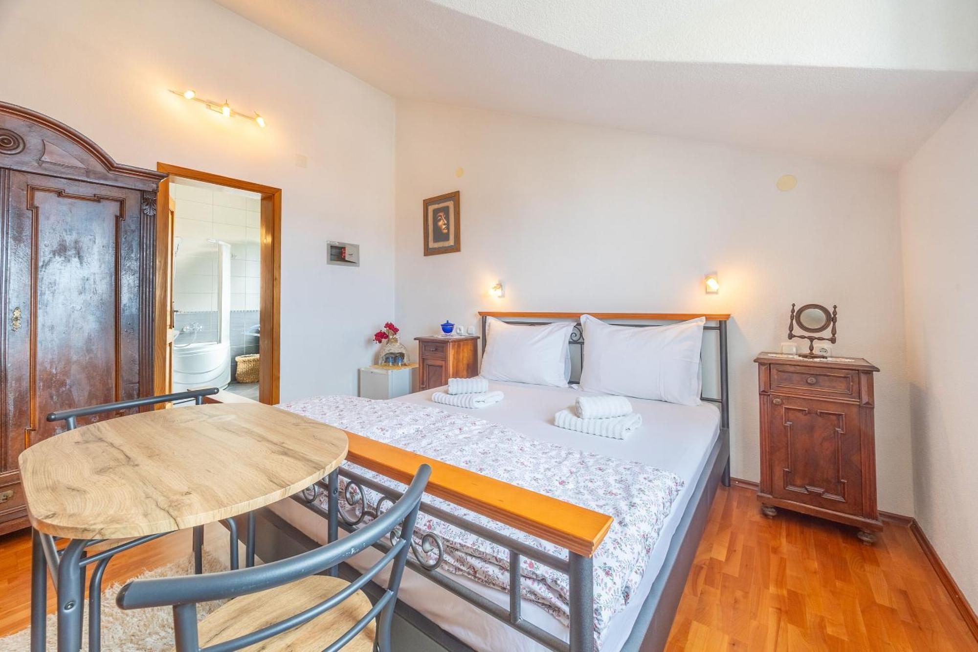 Apartments And Rooms Lea Бол Екстер'єр фото