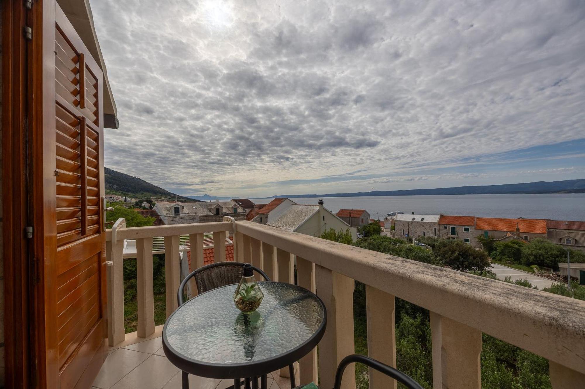 Apartments And Rooms Lea Бол Екстер'єр фото