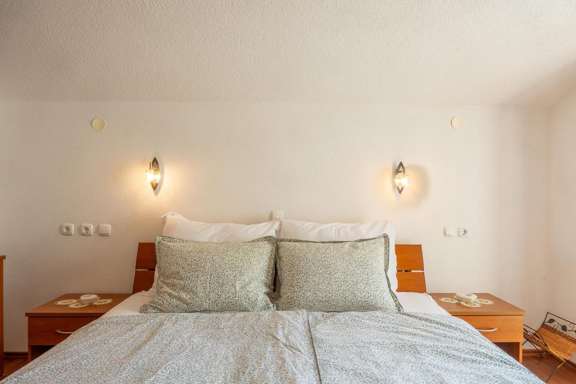 Apartments And Rooms Lea Бол Екстер'єр фото