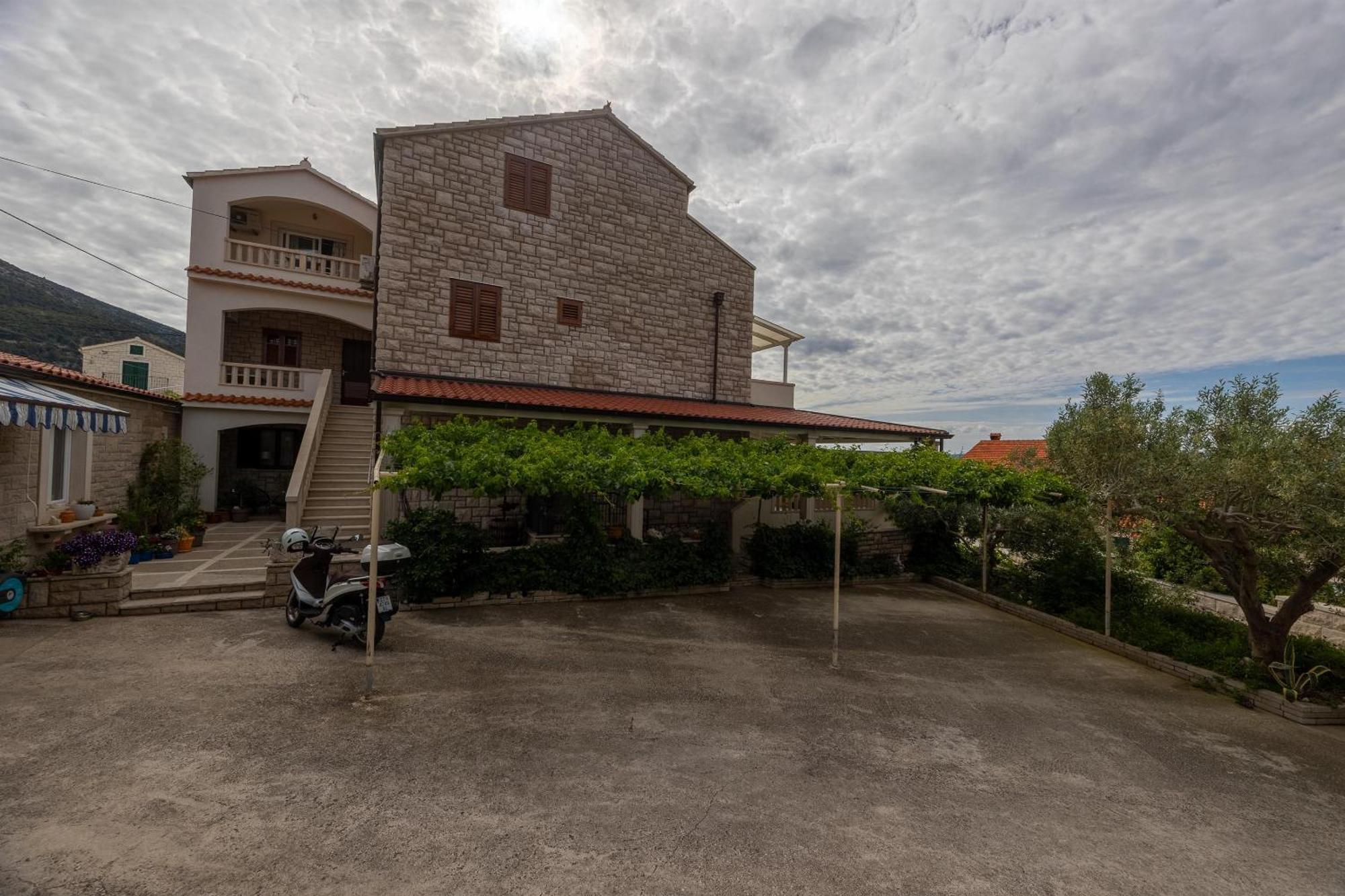 Apartments And Rooms Lea Бол Екстер'єр фото