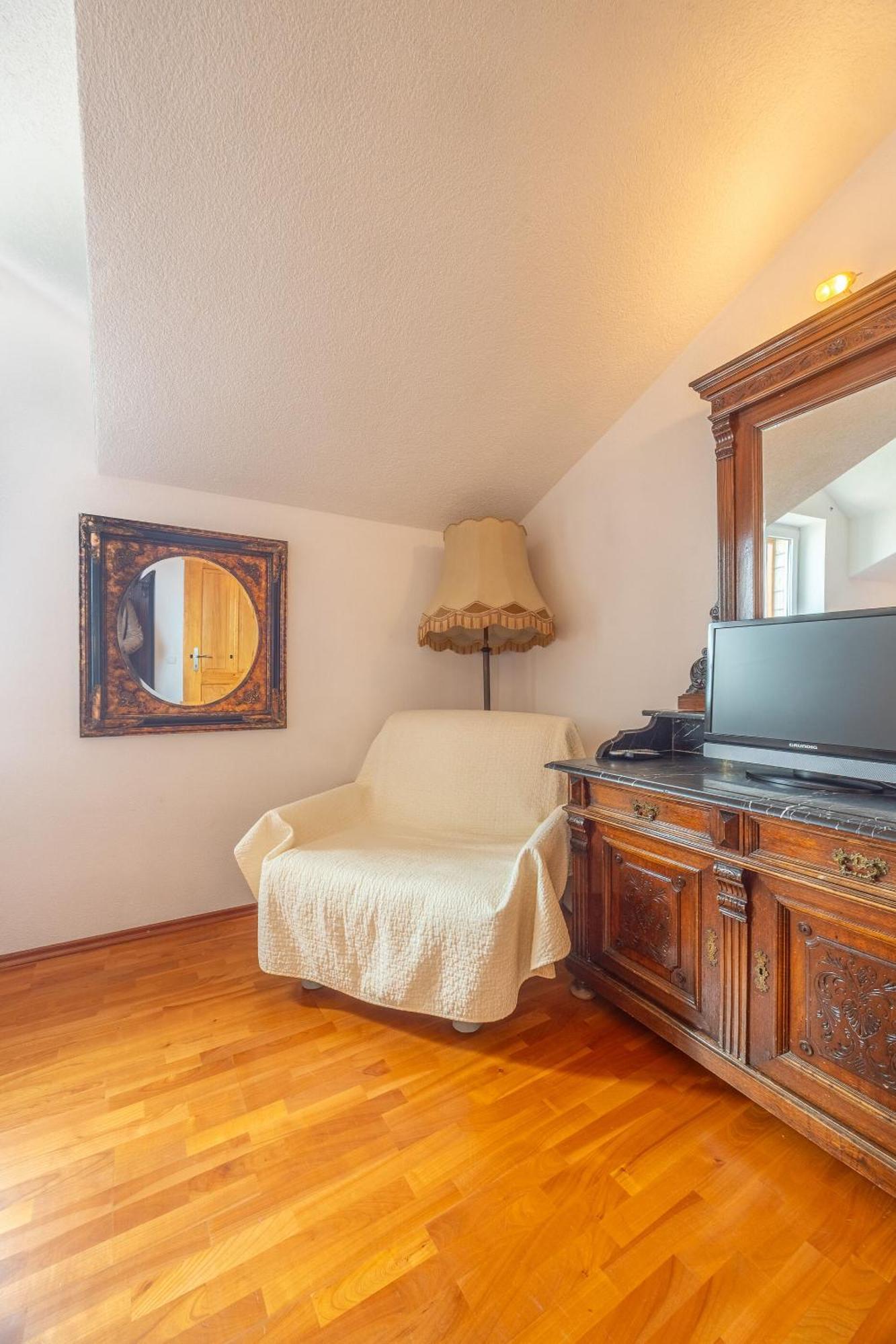 Apartments And Rooms Lea Бол Екстер'єр фото