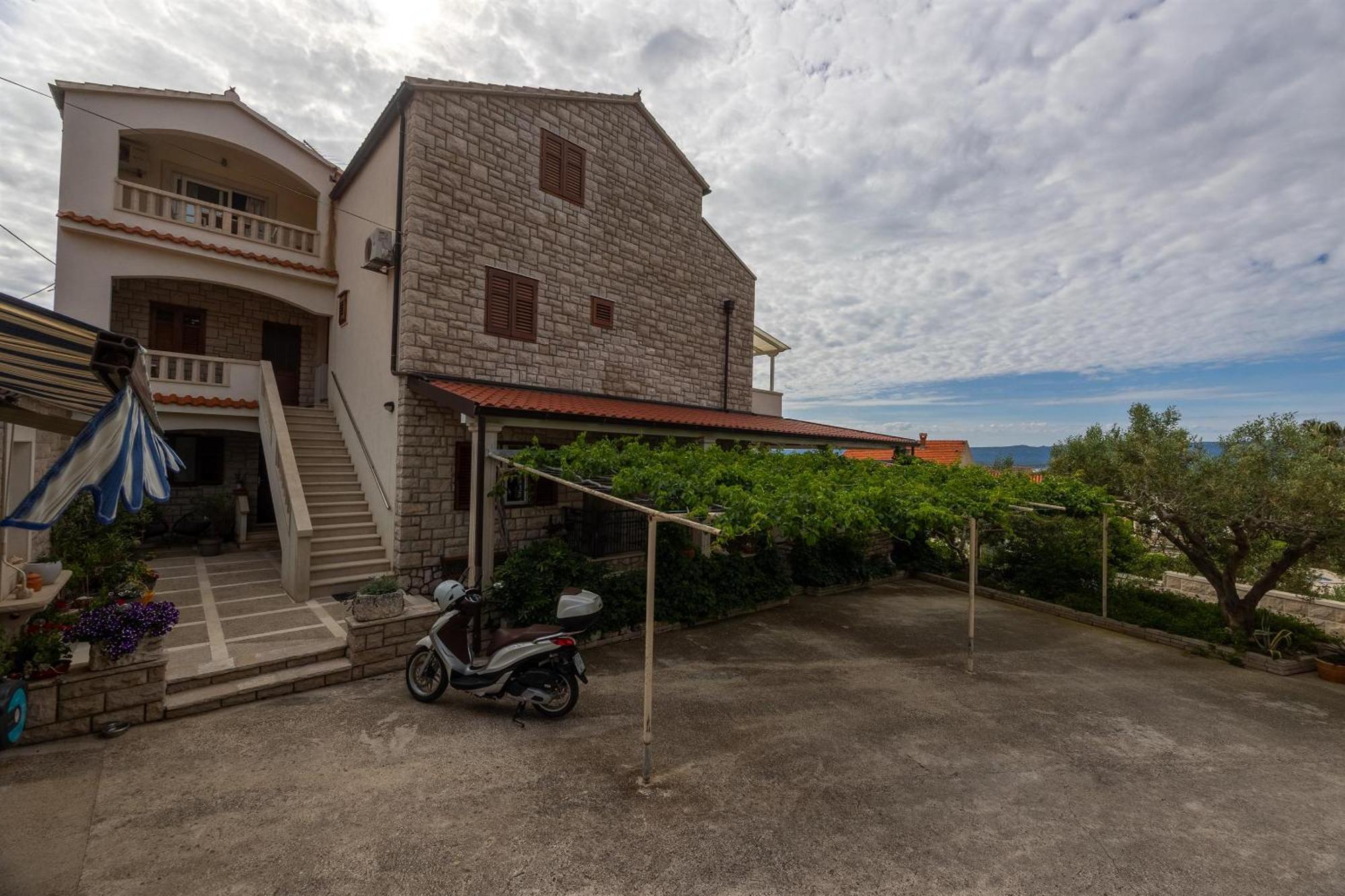 Apartments And Rooms Lea Бол Екстер'єр фото