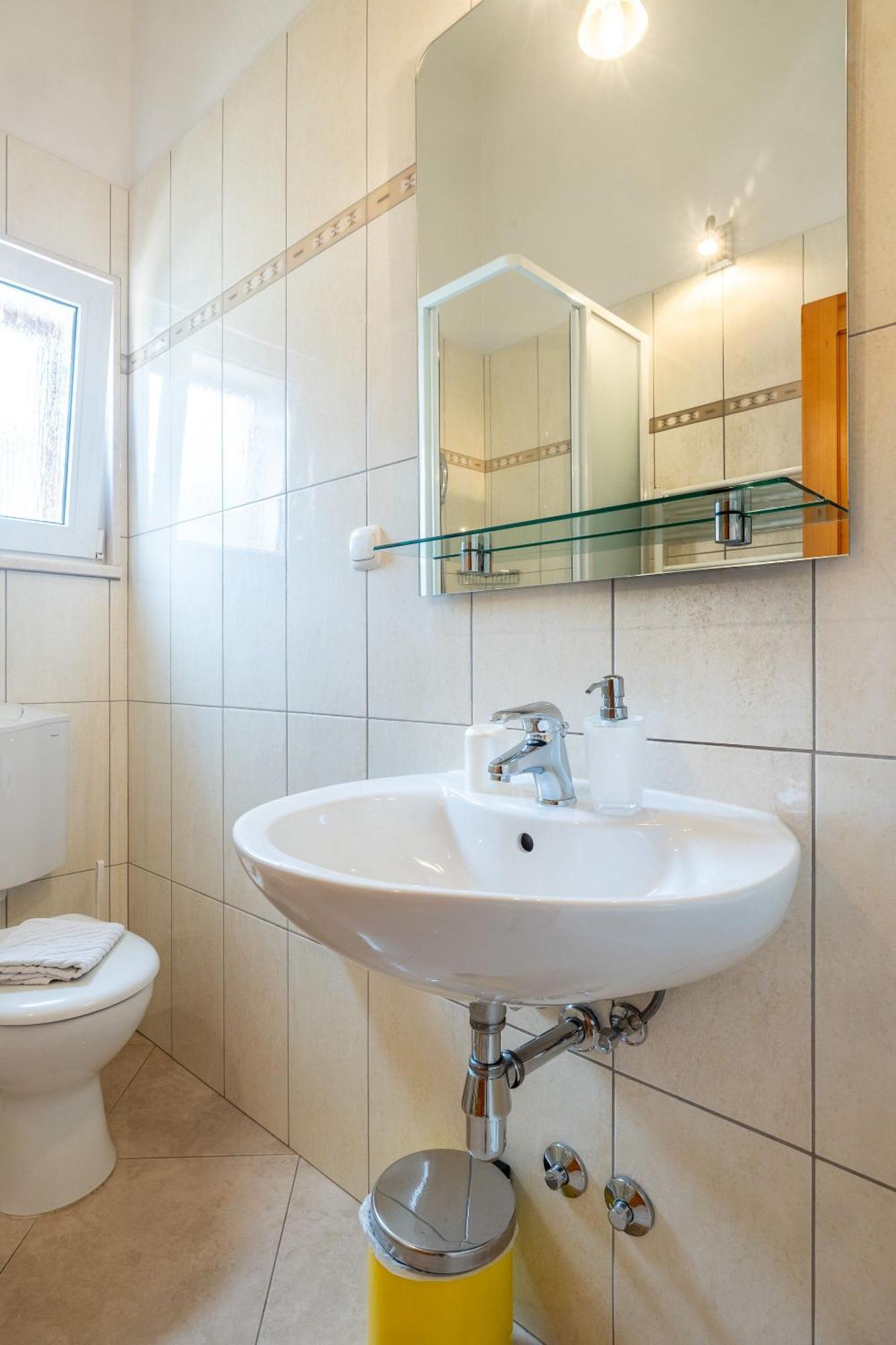 Apartments And Rooms Lea Бол Екстер'єр фото