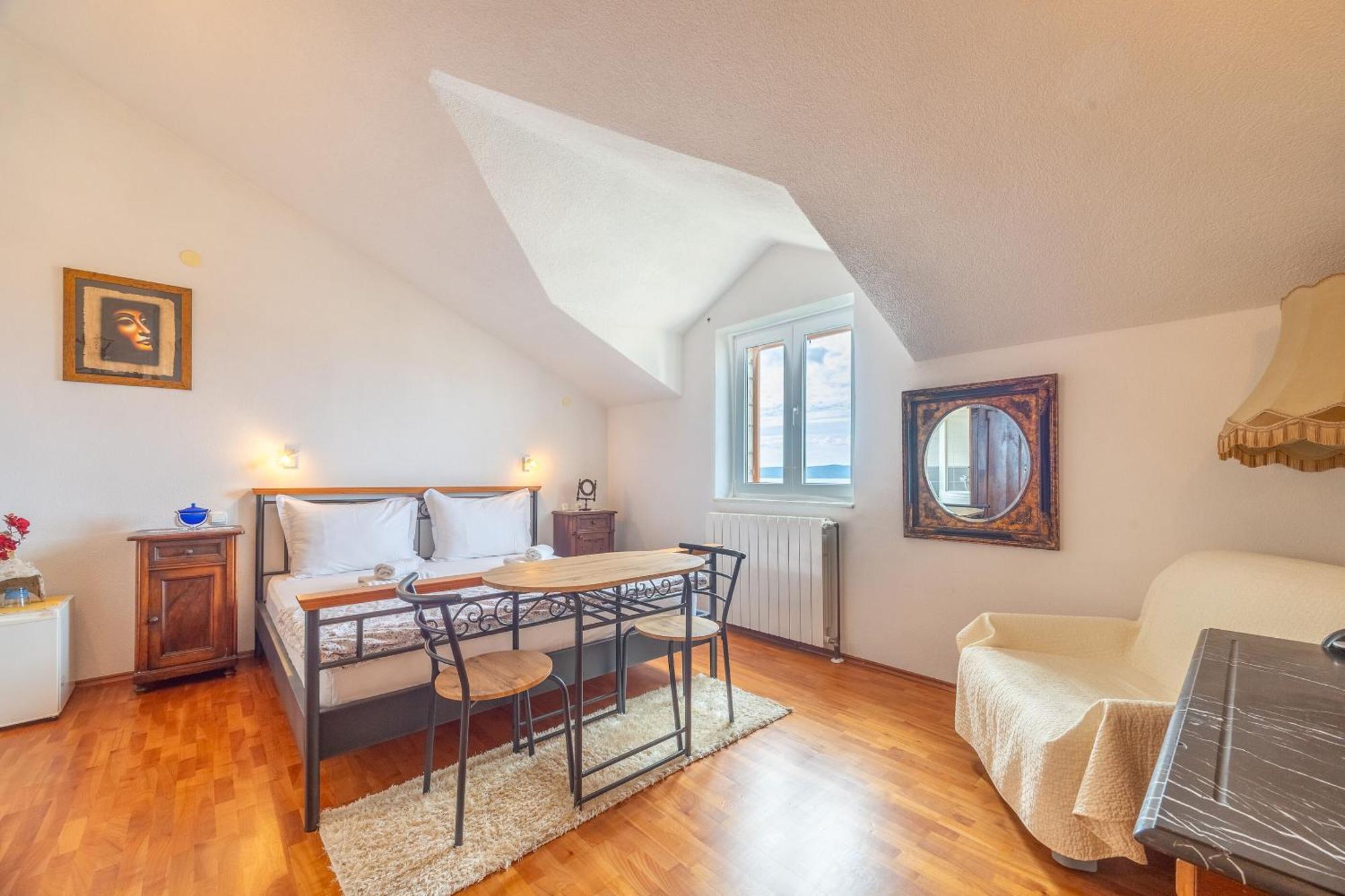 Apartments And Rooms Lea Бол Екстер'єр фото