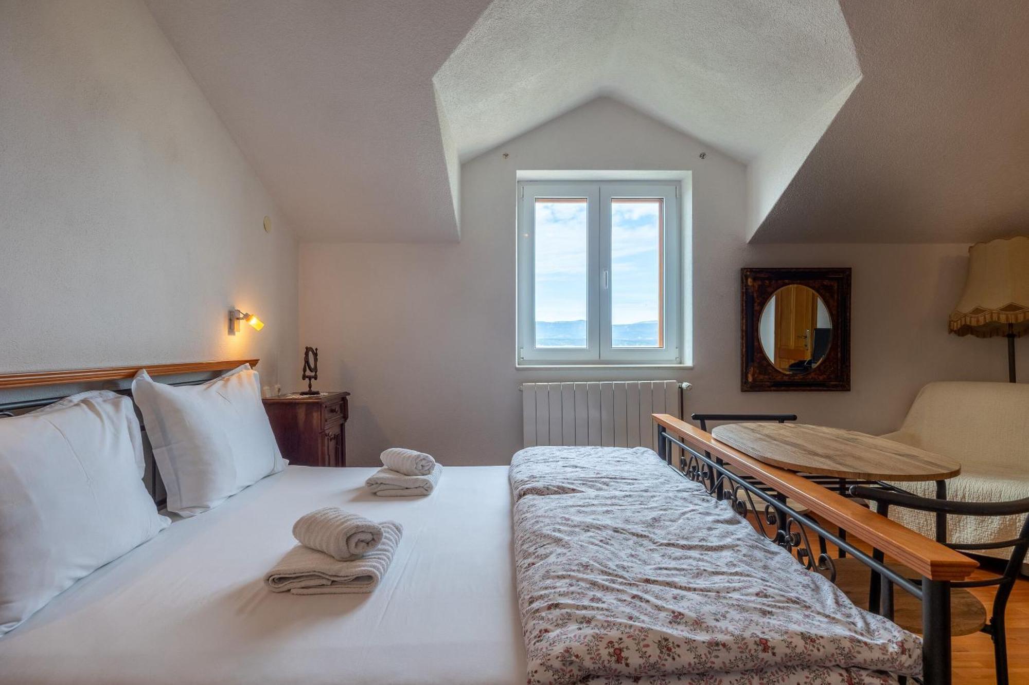 Apartments And Rooms Lea Бол Екстер'єр фото
