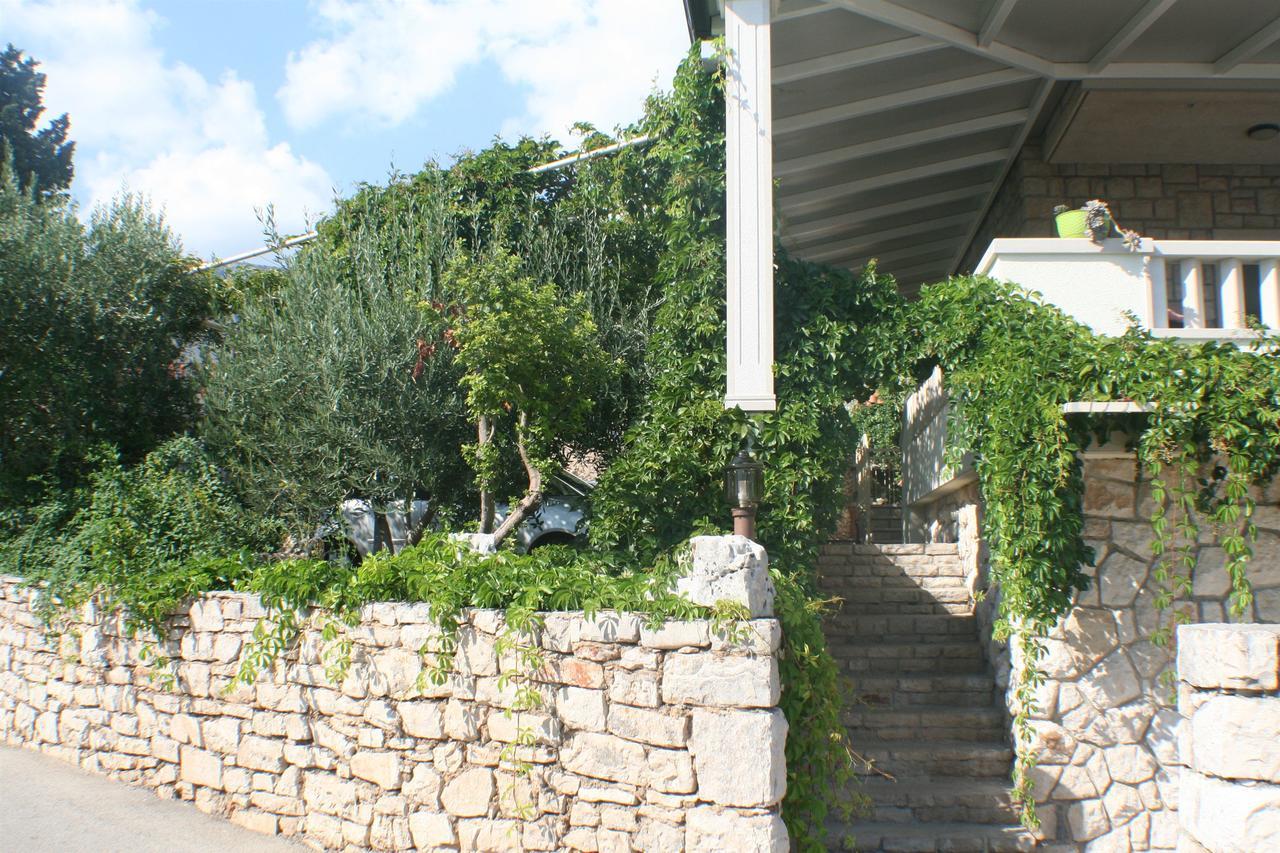 Apartments And Rooms Lea Бол Екстер'єр фото