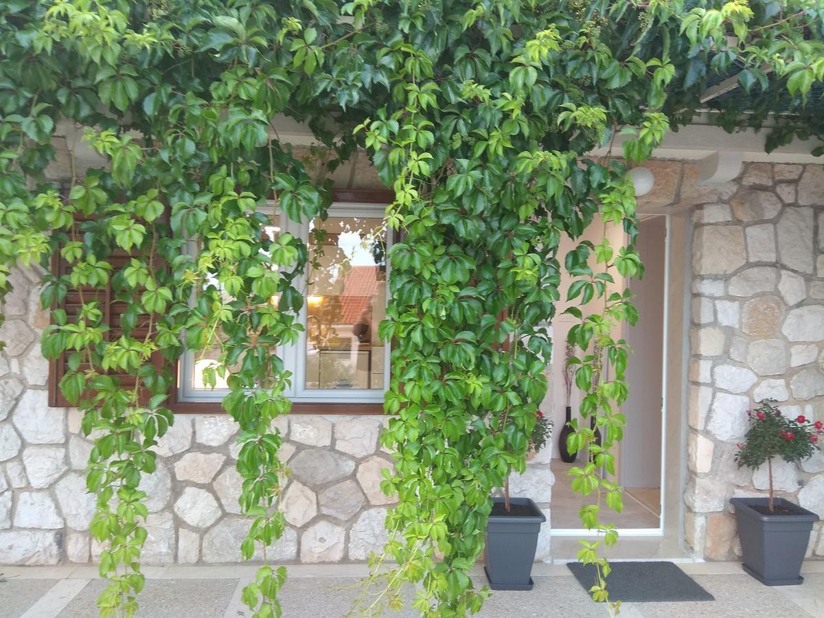 Apartments And Rooms Lea Бол Екстер'єр фото