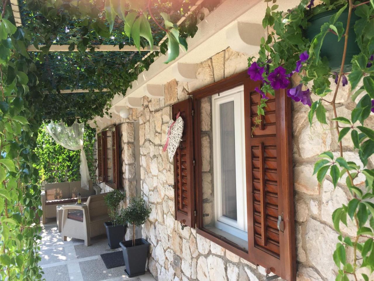 Apartments And Rooms Lea Бол Екстер'єр фото